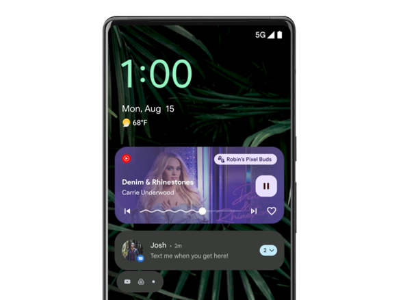 Pantalla de celular Android mostrando la hora, fecha, clima, reproductor de música y notificaciones. El reproductor de música es más grande que el resto de elementos, está en color morado y muestra al artista de la canción y el tiempo restante de la canción