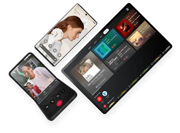 Tres dispositivos Android inclinados, un celular mostrando la pantalla de inicio, una tableta mostrando la aplicación YouTube Music y un dispositivo que se puede doblar colocado en forma de L mostrando una videollamada entre 2 personas